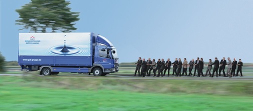 Unter blau-weißer-Flagge, die 19 Komplementäre der einzelnen Häuser sind sich einig (v.l.): Olaf Scholz , Norbert Begau, Michael Kulse, Volker Löhle, Thomas Huth, Günter Braun, Randolph Lorenz, Michael Götz, Helmut Bauner, Harald Hugo, Gerhard Weller, Winfried Möller, Olen Rogge, Werner Bauer, Raik Overbeck, Bernd Reinke, Manfred Breuer, Bertram Lauer und Peter Spies