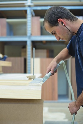 Die Konsolen werden mit einer speziellen ­Falttechnik aus einem Stück in einem Bearbeitungszentrum gefertigt. Danach werden die Konsolen-Kanten exakt zusammengefügt. Ein Schritt, der von den Mitarbeitern großes handwerkliches Geschick verlangt