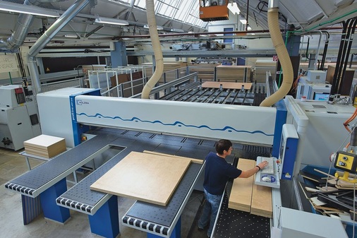 Für den Rohschnitt der Teile sorgt eine horizontale Plattensäge. Sie wird nach einem genauen ­Produktionsplan vollautomatisch vom Plattenlager beliefert