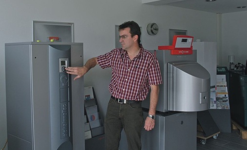 In der 70 m² großen Heizungsausstellung kann Ulfried Sturm seinen Kunden verschiedene Systeme präsentieren. Aber auch Heizkörper stellt der SHK-Unternehmer im Beratungs­gespräch dort vor
