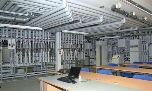 Praxisgerechte Schulungen an betriebsbereiten Wärmepumpen, die mit unterschiedlichen Wärmepumpen und vielen Anbindesystemen kombiniert werden können — dies ist der Schwerpunkt des neuen Nibe-Schulungscenters in Celle