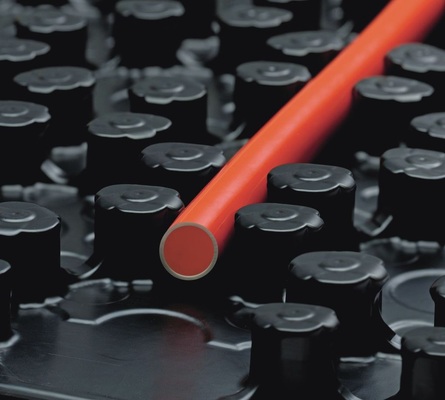 Mit den flexiblen, dünnwandigen PB-Rohren des „Fonterra”-Programms von Viega lassen sich bei geringen Fußboden-Aufbauhöhen überdurchschnittlich hohe Heizleistungen ­sicherstellen — ideal beispielsweise für die Sanierung