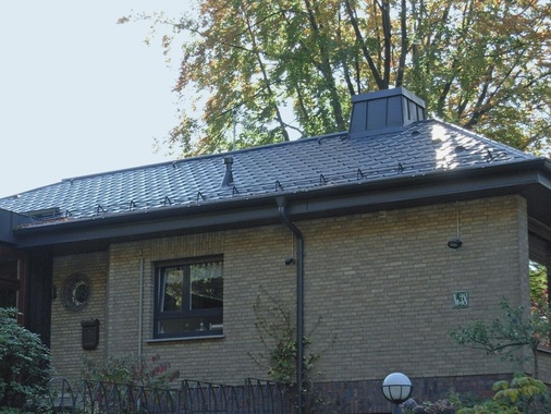 Metalldachfreude pur: Die schlichte Eleganz der gedeckten Dachfläche harmoniert mit der Klinkerfassade