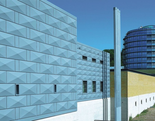 PolizeizentraleTitanzink-Kassetten-Fassade in der Polizeizentrale in Frauenfeld: Die Interpretation einer blockartigen Steinfassade in 1,2 mm starkem ­Titanzink zeigt auf, wie innovativ handwerkliche Spenglertechnik ­aussehen kann. Fachbetrieb: WAGA Spenglertechnik AG aus Sirnach