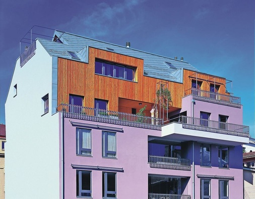 MinergiehausBlaugraue Titanzink-Großrauten in Morges: Die schräg verlaufende ­Eindeckung bricht das quadratische Dachbild der hinterlüfteten Dach- und Fassadenflächen. Fachbetrieb: Cofal, Société coopérative aus Le Mont sur Lausanne