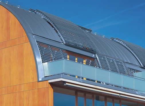 TonnendachWalzblankes Titanzink in Morges: Die Materialkombination, bestehend aus hellem Parklex-Holz, mattiertem Glas und Titanzink, wirkt recht attraktiv. Fachbetrieb: Alvazzi Toitures SA aus Orbe