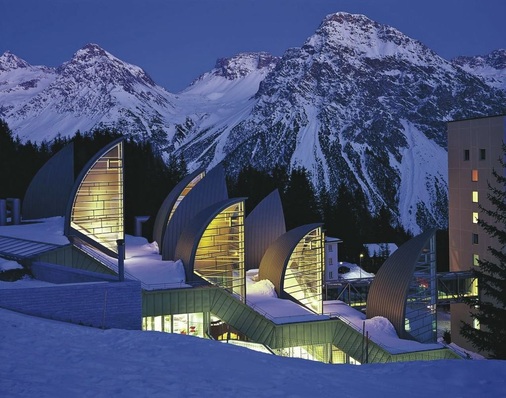 Mario-Botta-BergsegelBergoase des Grandhotels Tschuggen in Arosa: Aus schiefergrau ­vorbewittertem Titanzink der Marke Rheinzink ragen Titanzink-Blätter aus dem Berghang. Arbeitsgemeinschaft der Fachbetriebe: Renato Egli, Sankt Gallen. Scherrer Metec AG, Zürich. Ludwig Waidacher, Arosa und Spenglerei Arnold, Flüelen