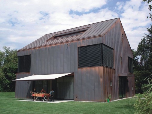 KupferhausEinfamilienhaus in Jegenstorf bei Bern: Das Material der Gebäudehülle verleiht dem Baukörper Stärke und zugleich Schönheit – vom First bis zum Sockel. Fachbetrieb: Scherrer Metec AG aus Zürich