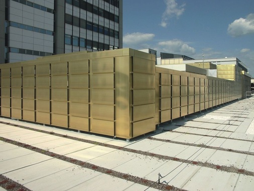 Dachbekrönung<br />Märkli-Building auf dem Novartis Campus in Basel: Gekonnt verbirgt ­eine Kassettenbekleidung aus Tecu-Gold technische Installationen. Fachbetrieb: Scherrer Metec AG aus Zürich