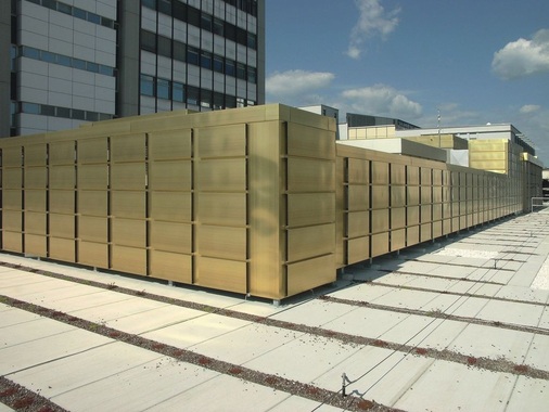DachbekrönungMärkli-Building auf dem Novartis Campus in Basel: Gekonnt verbirgt ­eine Kassettenbekleidung aus Tecu-Gold technische Installationen. Fachbetrieb: Scherrer Metec AG aus Zürich