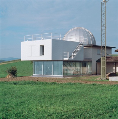 SternwarteSternwarte von Zimmerwald bei Bern: Die aus sechseckigen Aluminium-Schindeln gefertigte Falzonal-Bekleidung des kubischen Aufbaus schützt das Gebäude auf elegante Art vor Witterungseinflüssen. Fassadengleiche Schiebeläden lassen die Fassade in geschlossenem Zustand als durchgehende Haut erscheinen. Fachbetrieb: Guggisberg Dachtechnik AG aus Wabern