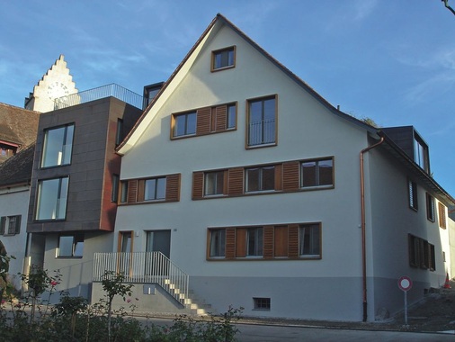 Alte Mühle im neuen Glanz<br />An- und Ausbau der alten Mühle in Ermatingen: Hinterlüftete Kupferfassaden und -dachflächen aus Tecu-Oxid umhüllen verschiedene kubische Baukörper. Die Steckfalzpaneele wirken mit feinen Fugen flächig, An- und Abschlussprofile betonen den monolithischen Charakter. Alle Anschlüsse sind flächenbündig ausgeführt. Weder Attiken noch hervorstehende Eckleisten stören den Gesamteindruck. Fachbetrieb: Baer Technik AG aus Amriswil