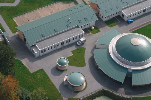 TiergesundheitszentrumVielfältige Aluminiumdächer in Uzwil: Diverse Aluminium-Doppelstehfalz-, Schindel- und Dachplattendächer wirken durch die einheitliche Farbgebung harmonisch. Dennoch sorgt die Vielseitigkeit der Prefa­bedachungen für angenehme Abwechslung. Fachbetrieb: Franz Rossi AG aus Oberbüren