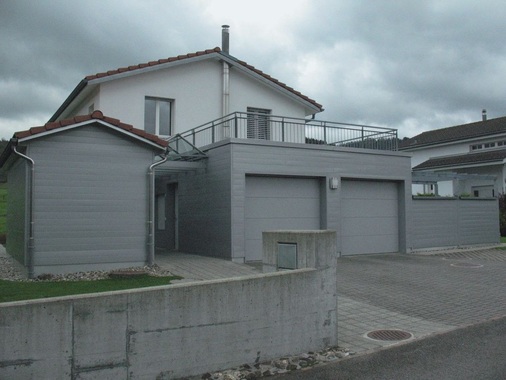 PrefalzFassadensanierung mit Aluminiumpaneelen in Bennau: An einem Wohnhaus mit mehreren Anbauten wurde die ehemals vorhandene Holzbekleidung durch optisch ansprechende Steckfalzpaneele aus lackiertem Aluminium „Prefalz silbermetallic“ ersetzt. Fachbetrieb: MO Metall GmbH aus Schwyz