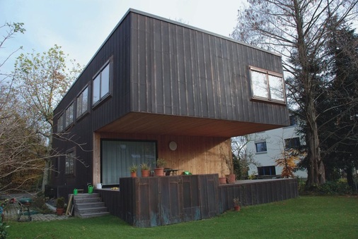 Halbtransparentes KupferhausEinfamilienhaus mit halbtransparenter Außenhaut in Witterswil: Die Konturen des Baukörpers und der dahinterliegenden Öffnungen und Einschnitte schimmern durch die Tecu-Net-Fassade aus 1,0 mm starkem Kupfer. Fachbetrieb: Leonhardt Spenglerei AG aus Basel