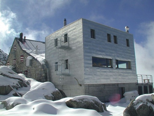 Berghütte „Cabane de Trient“Auf dem Mont-Blanc-Massiv steht diese hinterlüftete Gebäudehülle aus verzinntem Kupfer. Die Dacheindeckung erfolgte in Doppelstehfalz und die Fassade in Winkelfalzbekleidung.Fachbetrieb: Spenglerei Philippe Graf aus Lausanne/Montpreveyres