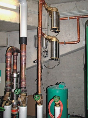 Im Keller des Hauptgebäudes der ­Lipperlandhalle befindet sich zur Kaltwasserbehandlung ein Permasolvent PT-S 65 ERF (vorne), dahinter sind die beiden parallelgeschalteten ­Warmwasserbehandler des Typs ­Permasolvent Primus PT-P 40 an den Kupferleitungen zu sehen