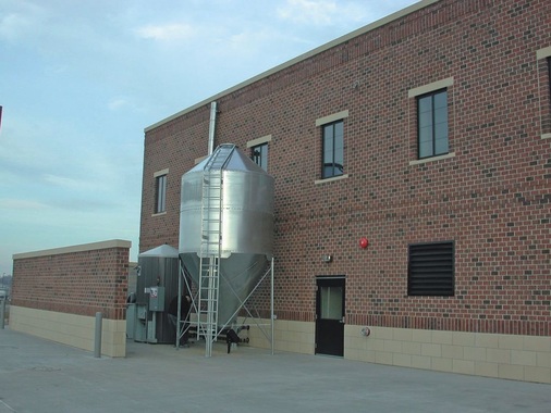 Der außen installierte Mais­pellet-Brenner verfügt über eine Leistung von 730 kW. Die Brennstoffbevorratung ­erfolgt durch ein daneben aufgestelltes Maispellet-Silo