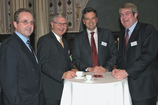 Diskutierten am runden Tisch (v.l.): Dr. Hans-Balthas Klein (FV SHK BW), Dr. Karl Spachmann (Geberit), Dr. Wolf­gang Schwarz (FV SHK Bayern) und Jens Wischmann (VDS)