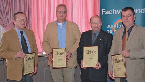 Ehrennadeln in Gold und Silber für (v. l.): Lothar Schneider (Gold), Bernd Meißner, Peter Leuoth und ­Jürgen Kirsten (jeweils Silber)