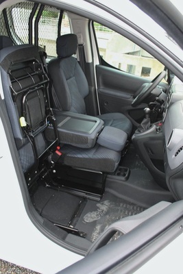 Im neuen Citroën Berlingo/Peugeot Partner besteht die Option für einen dritten Sitz, doch mangels Beinfreiheit ist die praktische Ablage von Bedeutung