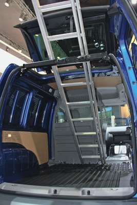 VW Caddy: Sperrige Teile in Überlänge können ein Fall für die Leiterklappe sein, doch längst nicht alle Lieferwagen bieten dem Handwerker diese Option
