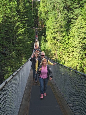 Die mutigsten voran: Über die Capilano Suspension Bridge ging es direkt in den ­­Regenwald, wo sieben Hängebrücken in 30 m Höhe von Urwaldbaum zu Urwaldbaum führen