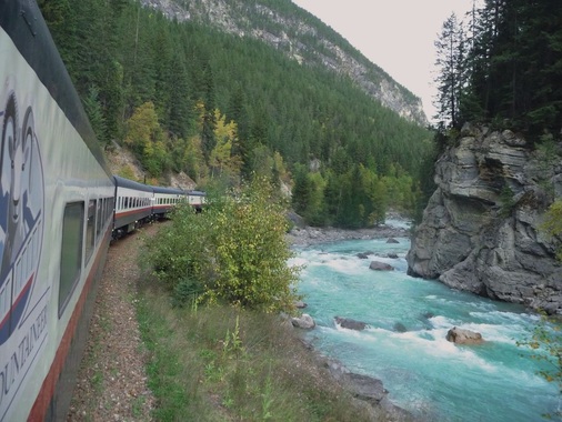 Um auch die Natur und die Weiten Kanadas hautnah zu ­erleben, ging es mit dem berühmten Rocky Mountaineer von Vancouver in die Nationalparks von Alberta