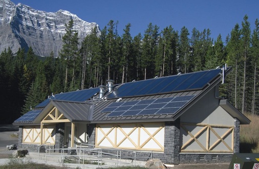 PV und Solarthermie auch in den Rockys: Für über drei Millionen CND wurde dieses öffentliche WC im Jasper Nationalpark erbaut. Das Innenleben erinnerte jedoch eher an die Ausstattung eines Campingplatzes in den 70er-Jahren