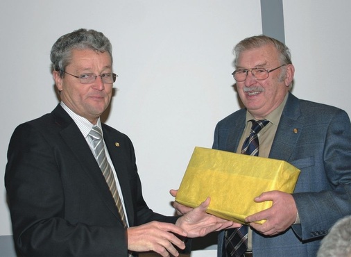 Manfred Stather dankt Sieghard Marquardt für lange Jahren unermüdlichen Engagements für die SHK-Berufsorganisation