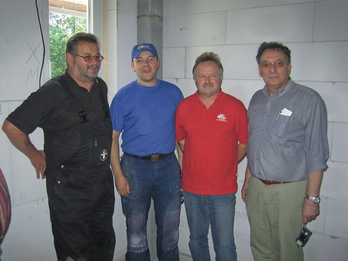 Mit dem von SHK-Handwerker Jörg Löffler (2. v. l.) montierten „Brennwert-Schornstein“ (im Bildhintergrund) sind sowohl Auftraggeber Ralf Kreppenhofer (r.) und dessen Mitarbeiter zufrieden, als auch Schornsteinfegermeister Willi Mauler (l.) - © Alle Skoberne
