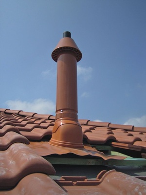 Den Abschluss am bzw. überm Dach bildet eine koaxiale Durchführung mit Schrägdachpfanne