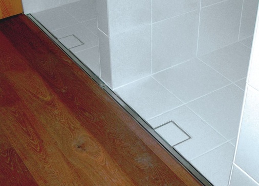 Kreative Abtrennung von Dusch- und Trockenbereich: Duschrinnen eignen sich als Element zur Raumgestaltung im Bad