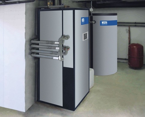Bild 3 Auf kleinstem Raum (79,5 x 84 x 200cm (B x T x H)) sind Wärmepumpe und Latentspeicher untergebracht, die gemeinsam das Energiezentrum bilden (links). Der Kombi-Pufferspeicher (rechts) ergänzt das System