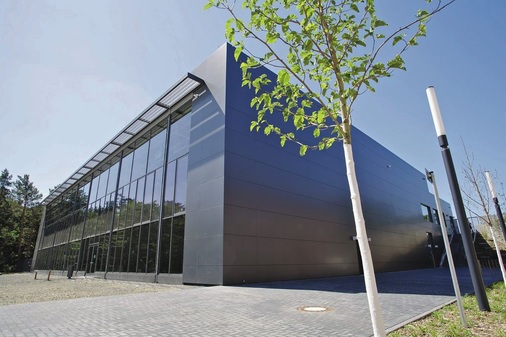 Das Flachdach der neu­gebauten Sporthalle wird in die Zisterne entwässert