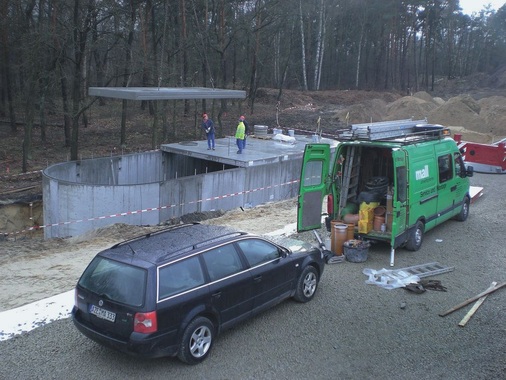 Montage der Zisterne aus Stahlbeton-Fertigteilen, Fassungsvermögen 300 m³