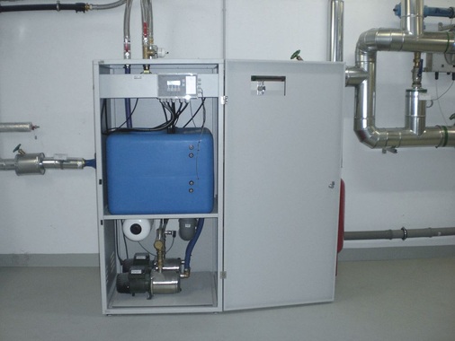 Regenwasser-Zentrale mit Druckerhöhungsanlage, Zwischen­behälter und Trink­wassernachspeisung