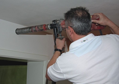 Bild 2 Um die Durchbrüche möglichst sauber auszuführen, bieten sich Kernbohrungen, wie hier zum Anschluss der Abluftelemente, an