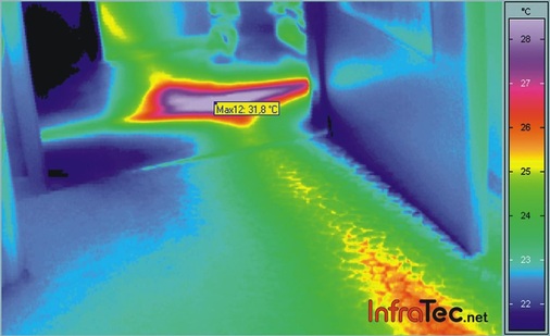 Praxisbeispiel: Die Leckstelle bei einem Heizungsrohr lässt sich vor den Stemm­arbeiten mit einer Thermografie-Kameras präzise eingrenzen - © InfraTec
