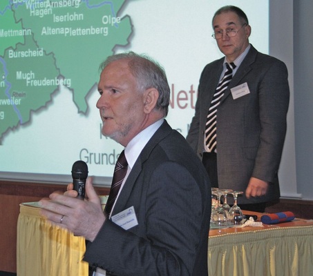 ZVSHK-Referent Franz-Josef Heinrichs (links) sowie Carsten Selleng (Stadtentwässerung Braunschweig) führten durch die beiden Seminartage mit etwa 20 Fachvorträgen