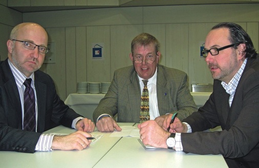 Alfred Jansenberger (v.l.) und Norbert Borgmann vom Fachverband SHK NRW unterhielten sich mit SBZ-Chefredakteur Dirk Schlattmann über die aktuelle Entwicklung rund um die drohenden Logistikpauschalen