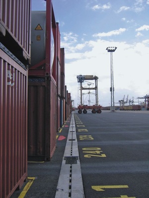 Entwässerungsrinnen müssen vor allem auf SchwerlastVerkehrsflächen belastbar sein und Kräfte aus den Anschluss­flächen schadlos ableiten können