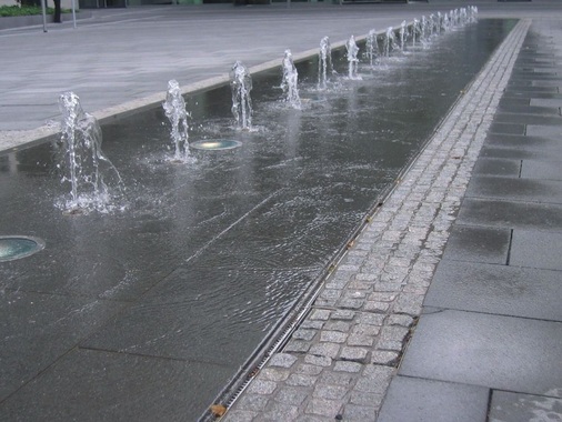 Schlitzrinne zur oberflächennahen ­Entwässerung als Teil der Brunnenanlage Eschborn Plaza