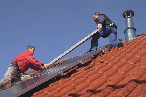 Andreas Schmidt, Installateur aus dem Westerwald, hofft auf die Sonne und das Ende des Winters, um endlich wieder Photovoltaikanlagen installieren zu können