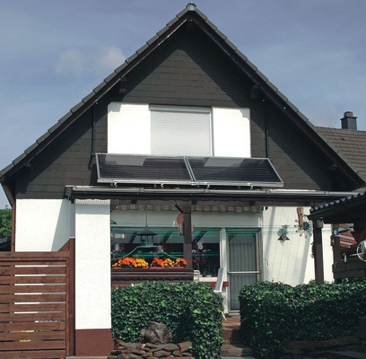 Die nachträglich in­stallierte Solaranlage zur Warmwasserbe­reitung bei Familie Mai wurde auf dem Dach des Wintergartens aufgeständert