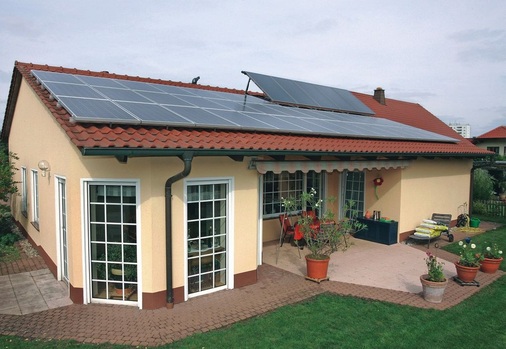 Immer mehr Kunden von Lenhardt entschieden sich für eine Anlagenkombination von Photovoltaik und Solarwärme. Die PV-Anlagen können auch bei Hausbesitzern um die 50 m² groß sein, wie hier im Bild