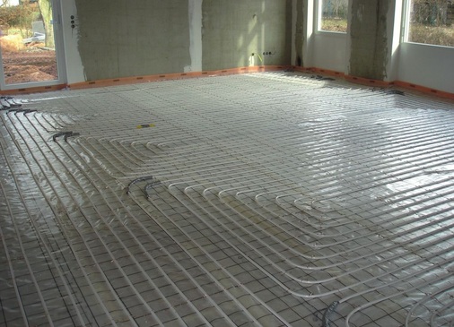 Auf rund 500 m² des neuen Schul­gebäudes wurden etwa 5000 m des Markenkupferrohres „Q-tec“ von KME in der Abmessung 14 x 2 als Fußbodenheizung verlegt