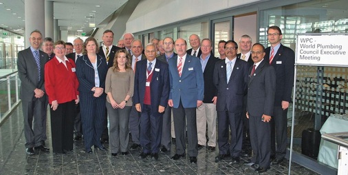 Zum traditionellen Arbeitstreffen des World Plumbing Councils begrüßten HGF Michael von Bock und Polach (Mitte) sowie Nachfolger Elmar Esser (rechts) die Sanitär-Spezialisten aus allen Kontinenten