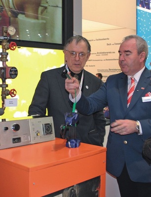 Andreas Müller, Geschäftsführer Technik im ZVSHK (rechts) im Fachgespräch mit Dr. Johannes Hengstenberg vom Internet-Portal CO2-Online