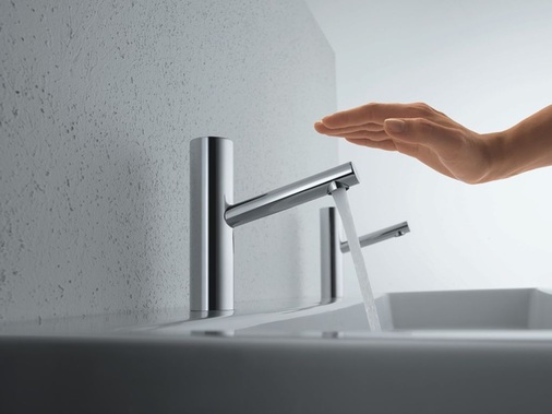 Ono touchless von KWC basiert auf der strahlenfreien DDSA Sensortechnologie, die das Wasser in Fluss setzt, sobald sich die Hand der Armatur auf 5 bis 7 cm nähert